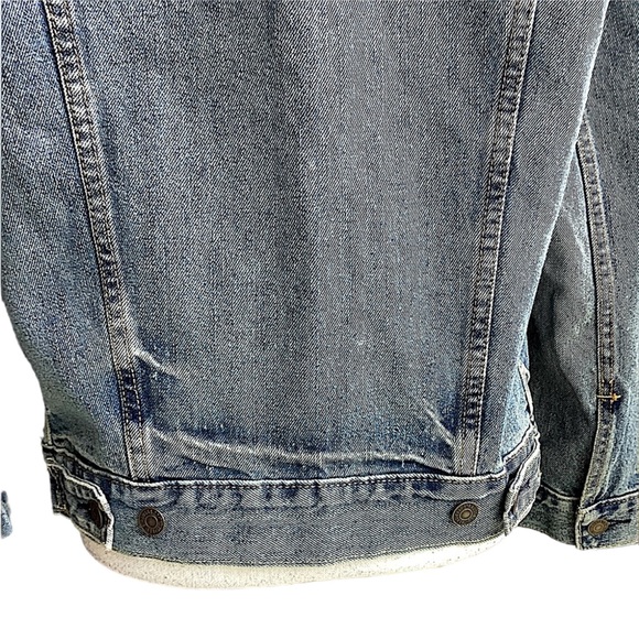 NWT Levi’s Classic Denim Jacket. B13 - Picture 7 of 12